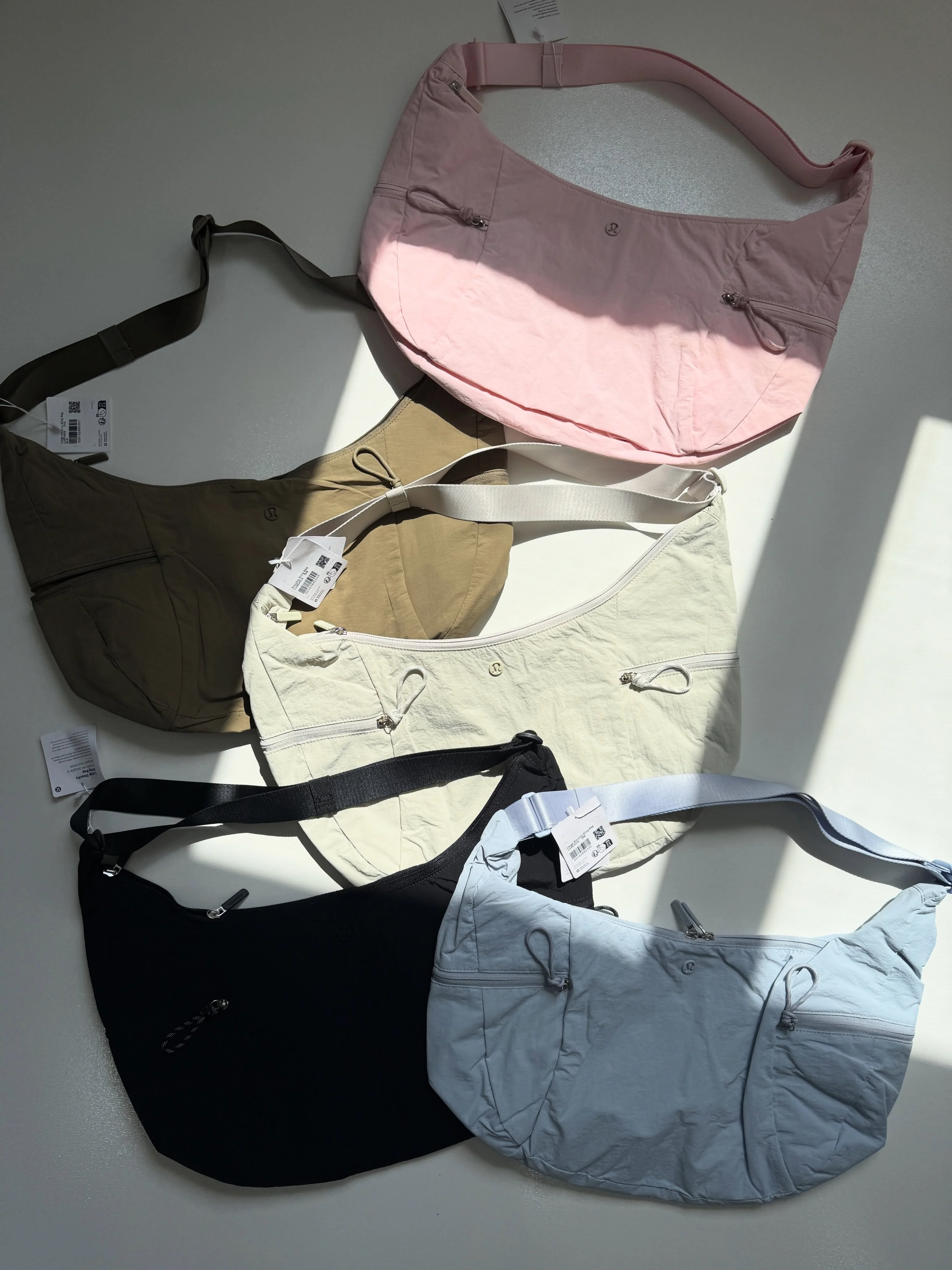 کیف اسلوچی اسلینگ Lululemon 13L؛ مجموعه رنگ‌های مشکی، آبی، شیری، سبز زیتونی و صورتی