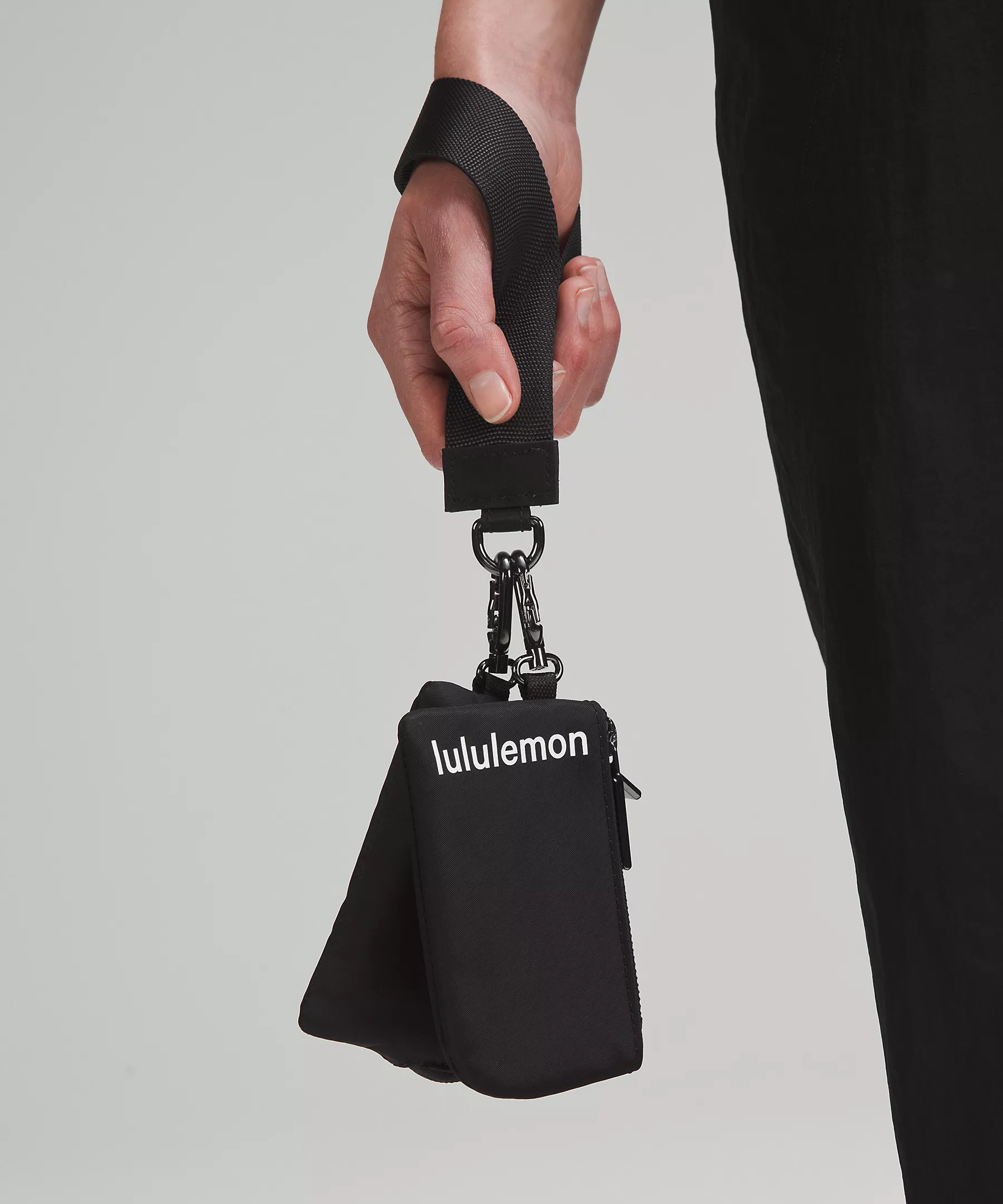 جاکارتی دوتکه Lululemon مشکی روی دست؛ بند ساده و یراق تیره