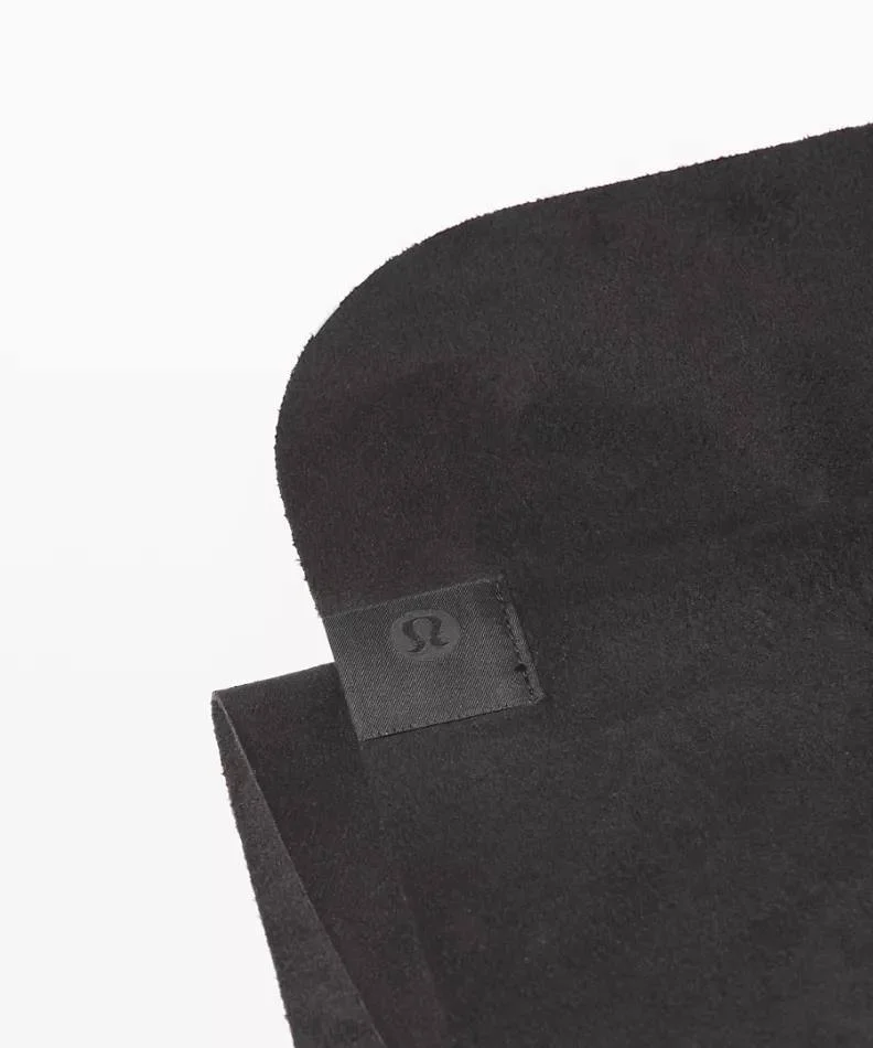 حوله کوچک Lululemon مشکی؛ نمای نزدیک بافت، لبه و لوگوی گوشه