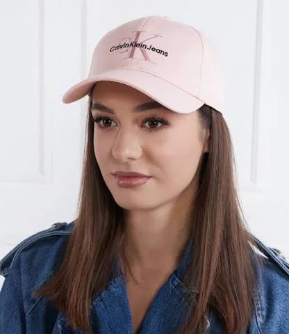 کلاه بال کپ Calvin Klein Jeans صورتی با نقاب خمیده روی مدل زن