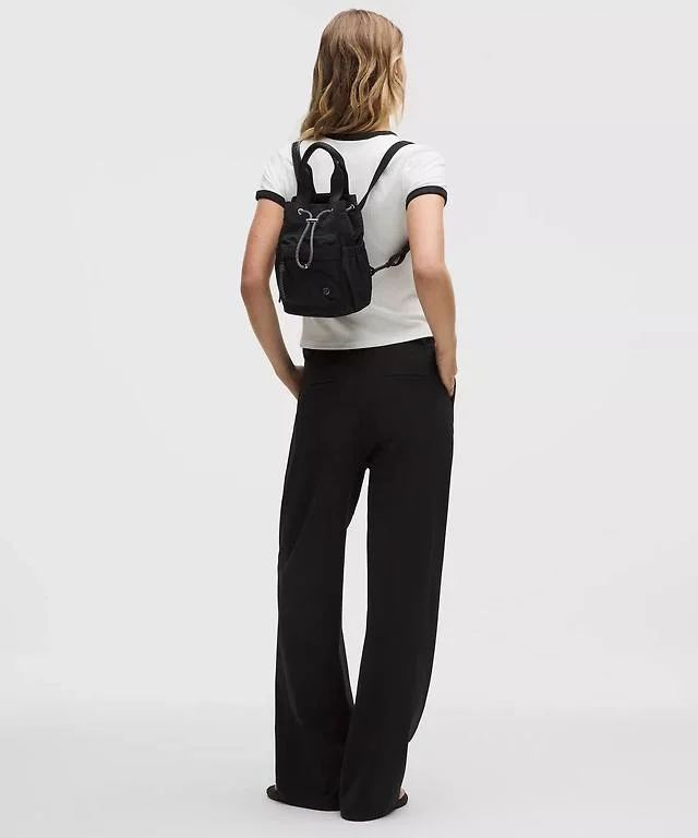 باکت بگ کانورتیبل مینی Lululemon 5L مشکی روی مدل از پشت؛ نحوه استفاده در حالت کوله‌پشتی