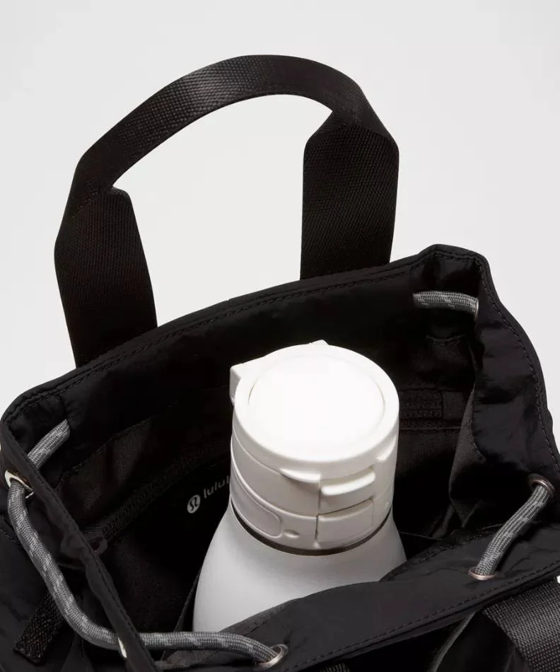 باکت بگ کانورتیبل مینی Lululemon 5L مشکی؛ جیب بطری داخل کیف با بطری برای نمایش کاربرد فضای داخلی