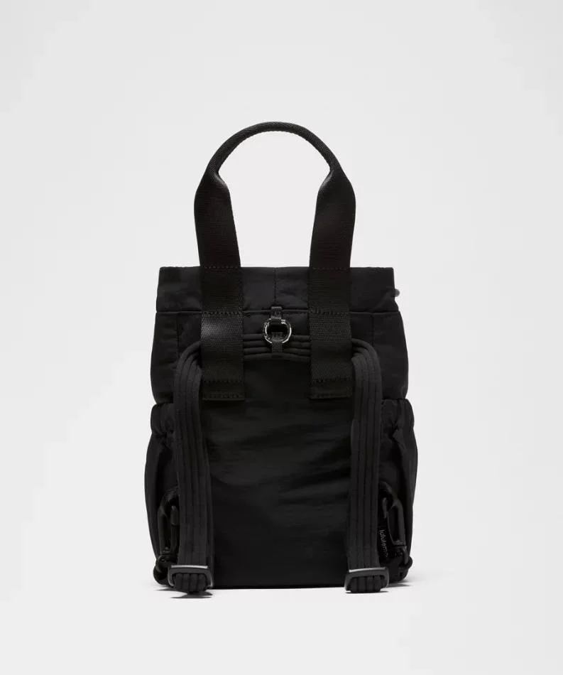 باکت بگ کانورتیبل مینی Lululemon 5L مشکی؛ نمای ژورنالی پشت، بندهای قابل تنظیم و حلقه اتصال بالا