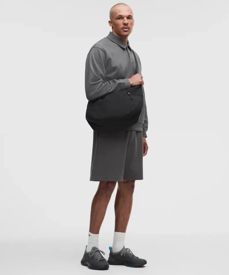 کیف اسلوچی اسلینگ Lululemon 13L مشکی روی شانه مدل با ست طوسی؛ نمایش اندازه کیف هنگام حمل