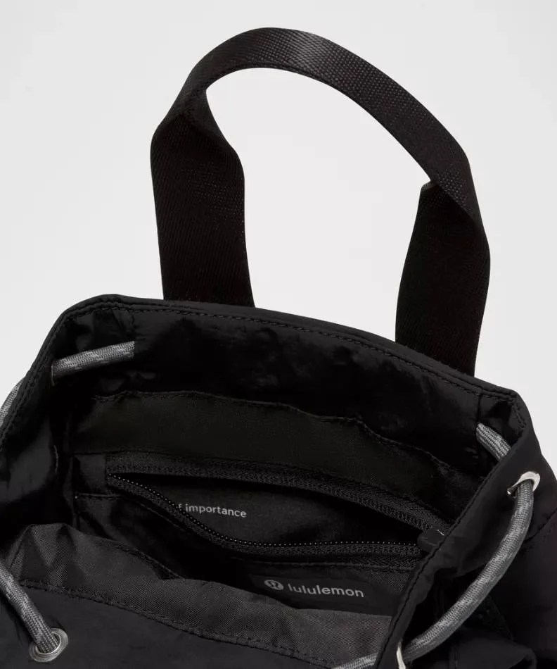 باکت بگ کانورتیبل مینی Lululemon 5L مشکی؛ نمای باز فضای داخلی و جیب‌های نظم‌دهنده