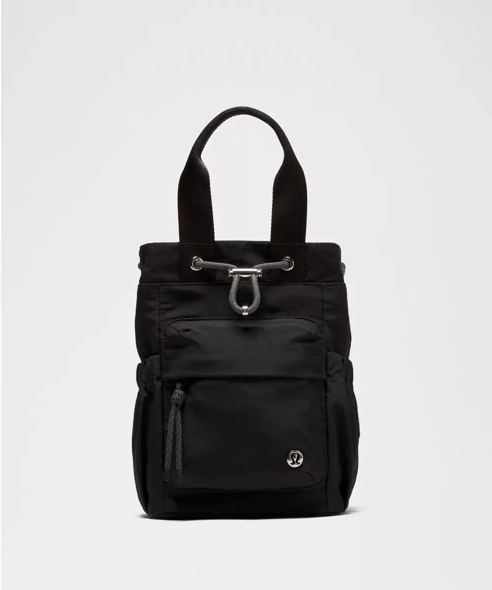 باکت بگ کانورتیبل مینی Lululemon 5L مشکی؛ نمای ژورنالی جلو با دسته کوتاه، جیب زیپ‌دار و لوگوی پایین