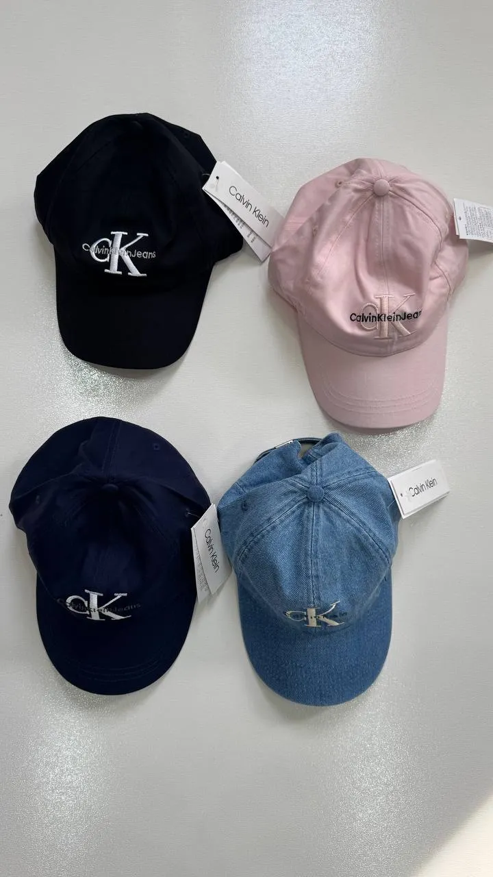 چیدمان چهار رنگ کلاه بال کپ Calvin Klein Jeans شامل مشکی، صورتی، سورمه‌ای و آبی با ظاهر جین