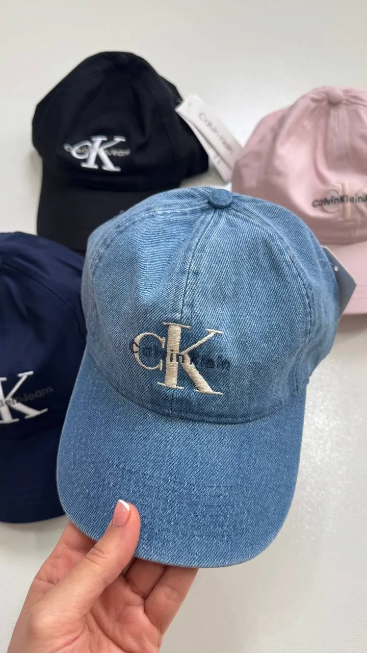 نمای نزدیک بافت جین و گلدوزی CK روی کلاه بال کپ Calvin Klein آبی