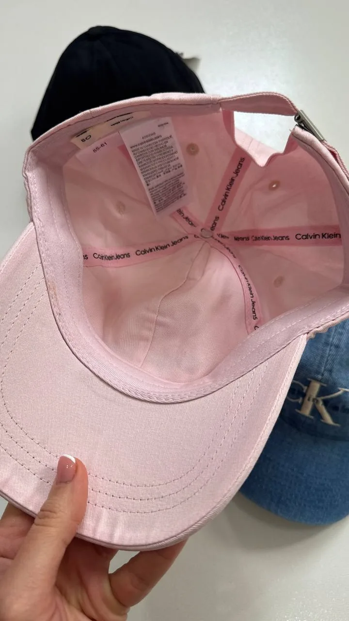 نمای داخلی کلاه بال کپ Calvin Klein Jeans صورتی با نوارهای دوخت برند، برچسب و زیر نقاب